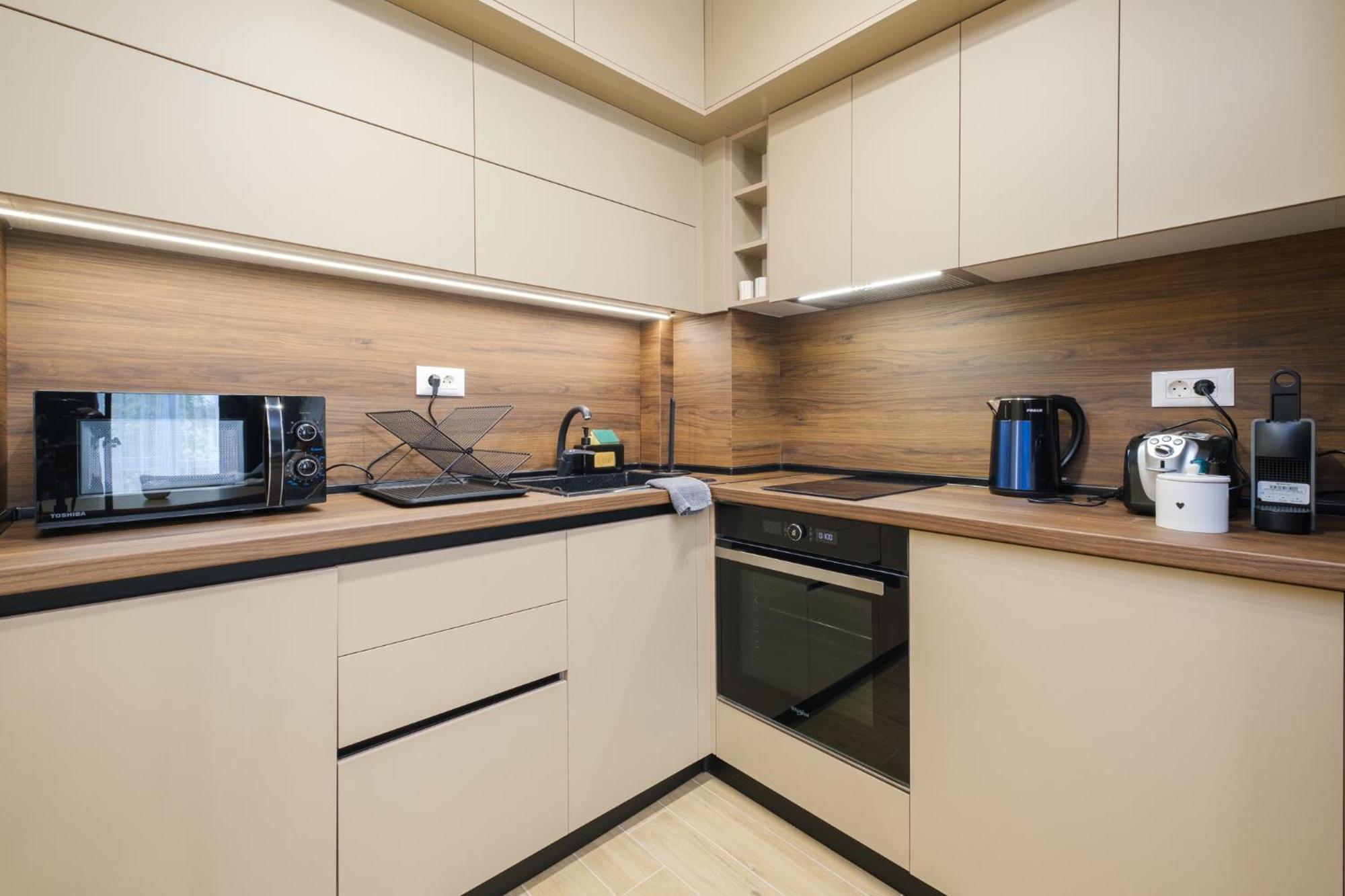 Bright & Spacious With Free Parking
