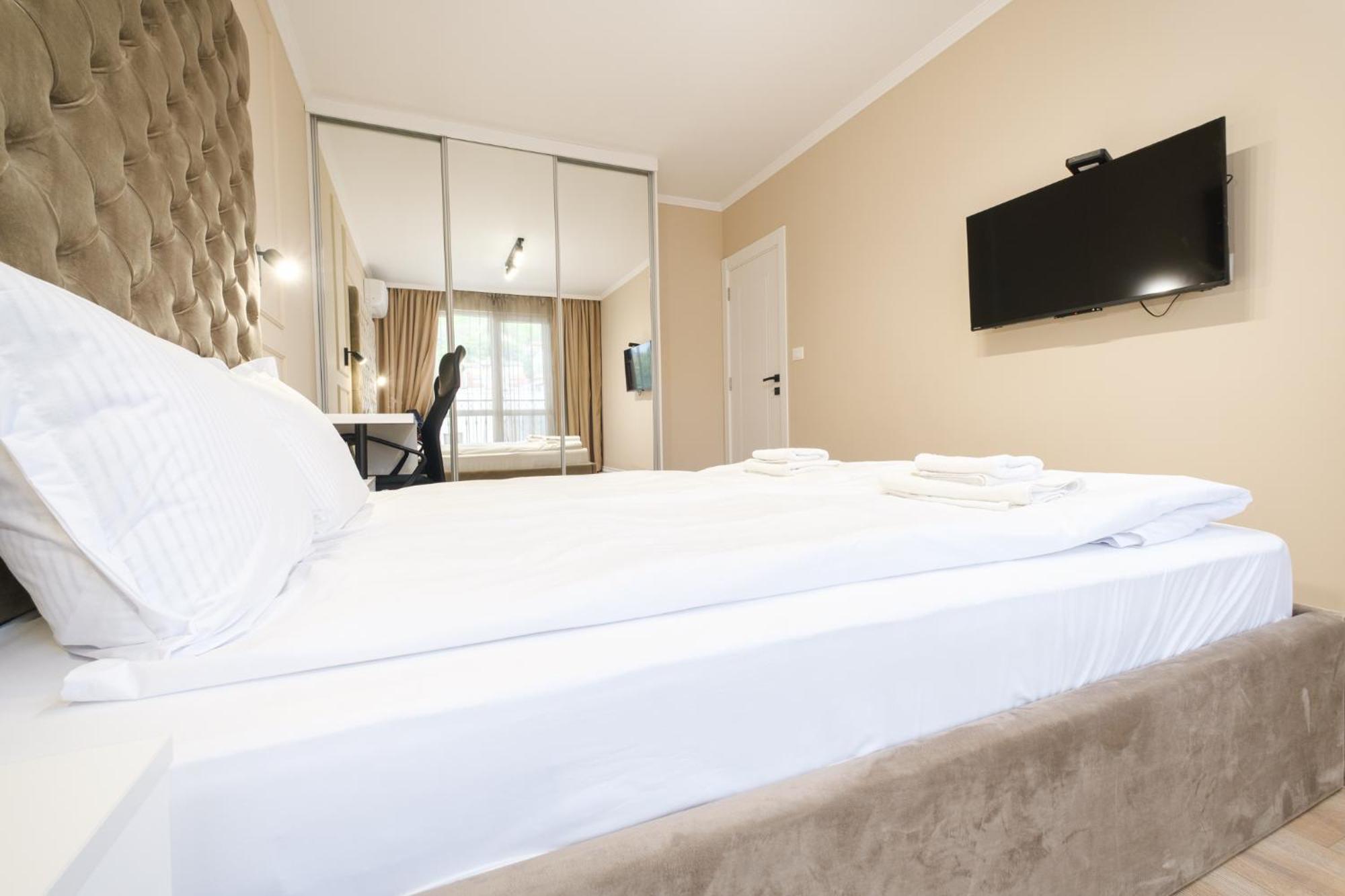 Bright & Spacious With Free Parking Apartament *