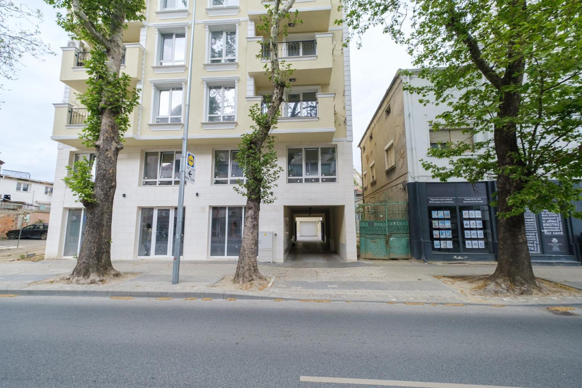 Bright & Spacious With Free Parking Пловдив