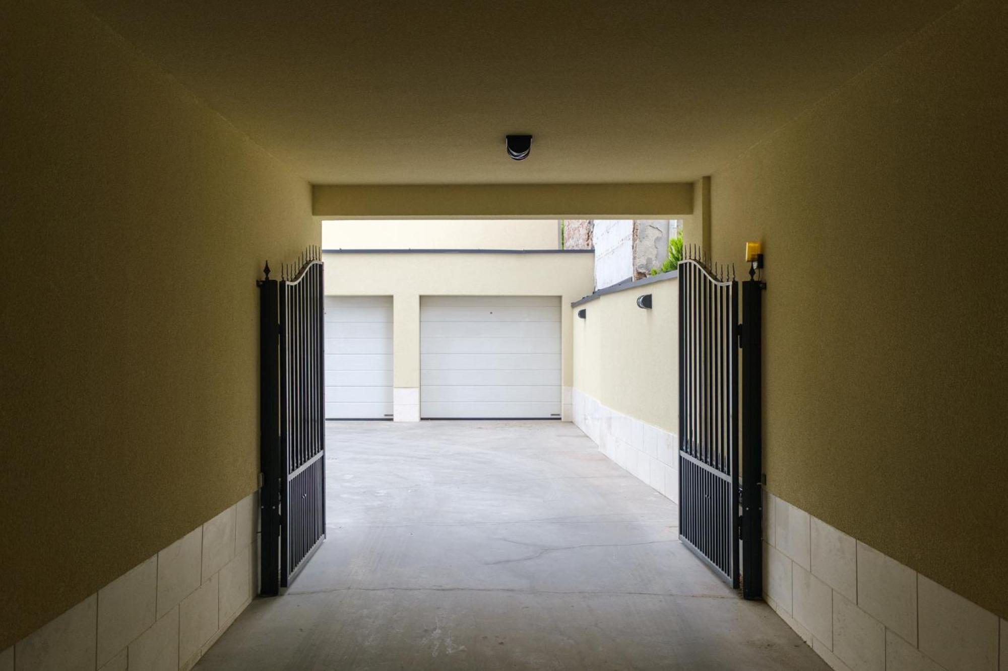 Bright & Spacious With Free Parking Апартаменти