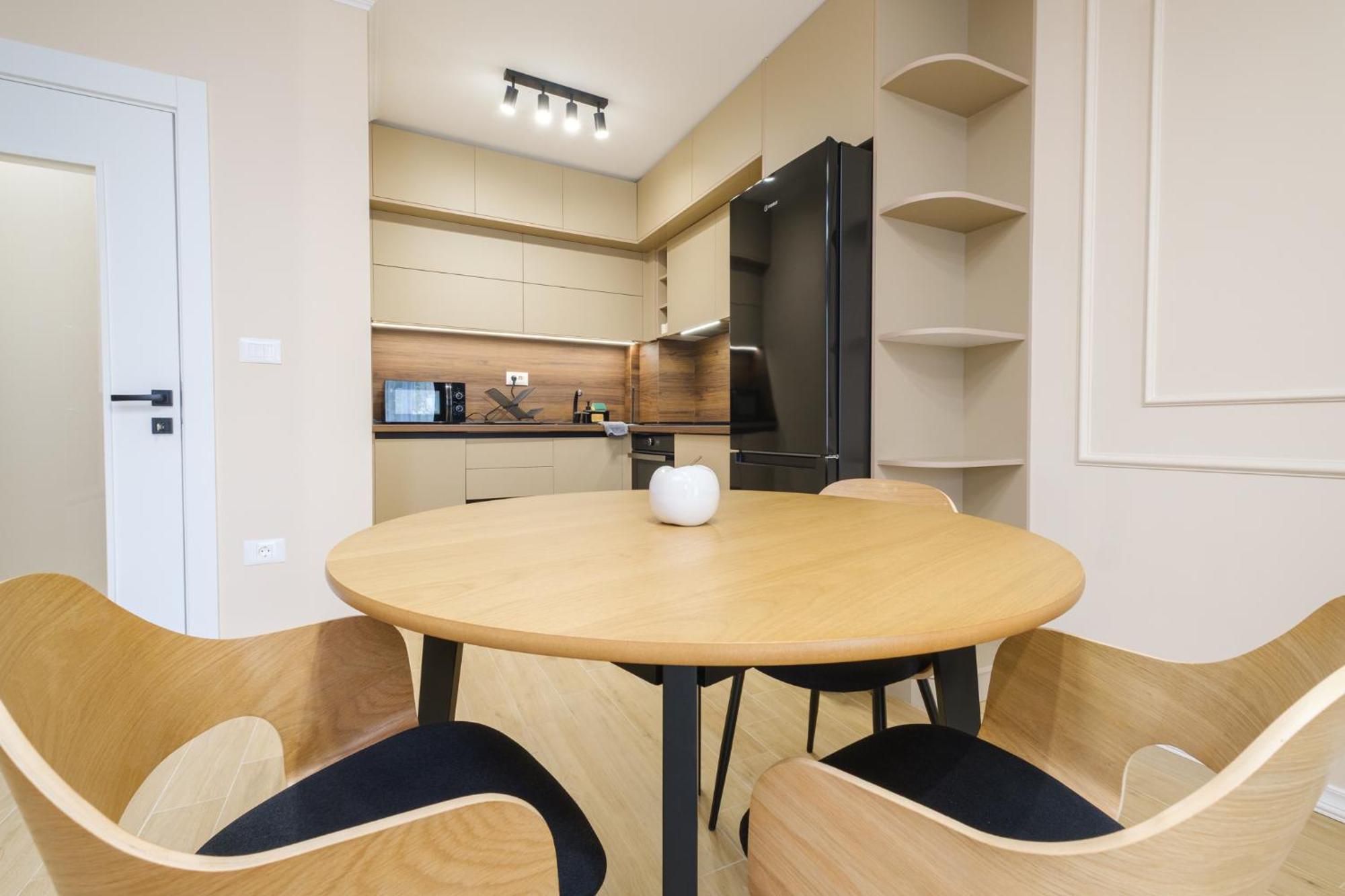 Апартаменти Bright & Spacious With Free Parking *