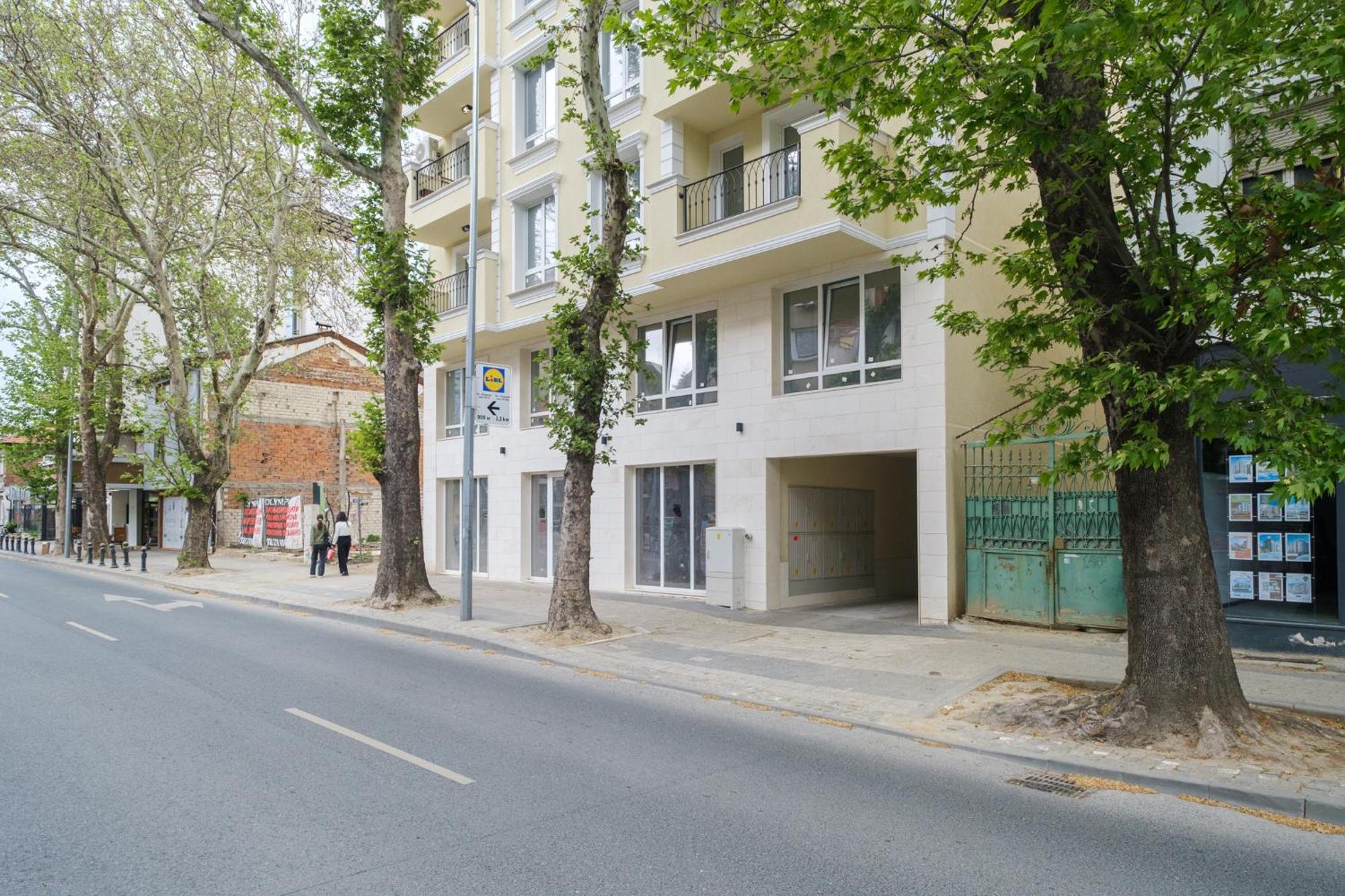 Bright & Spacious With Free Parking