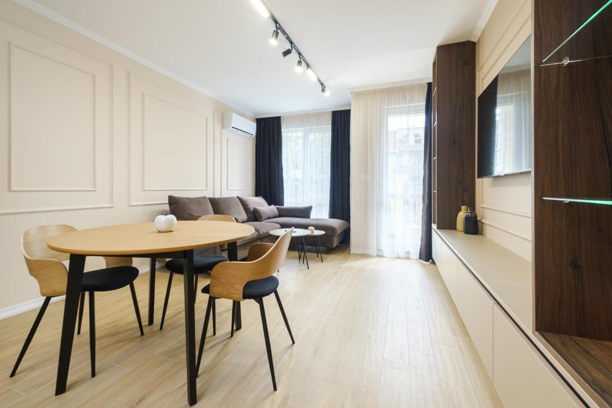 Апартаменти Bright & Spacious With Free Parking Пловдив