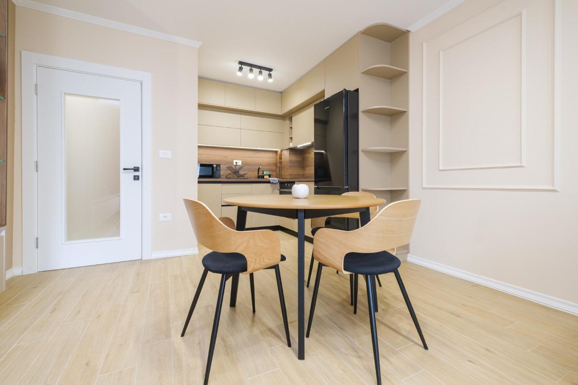 Bright & Spacious With Free Parking