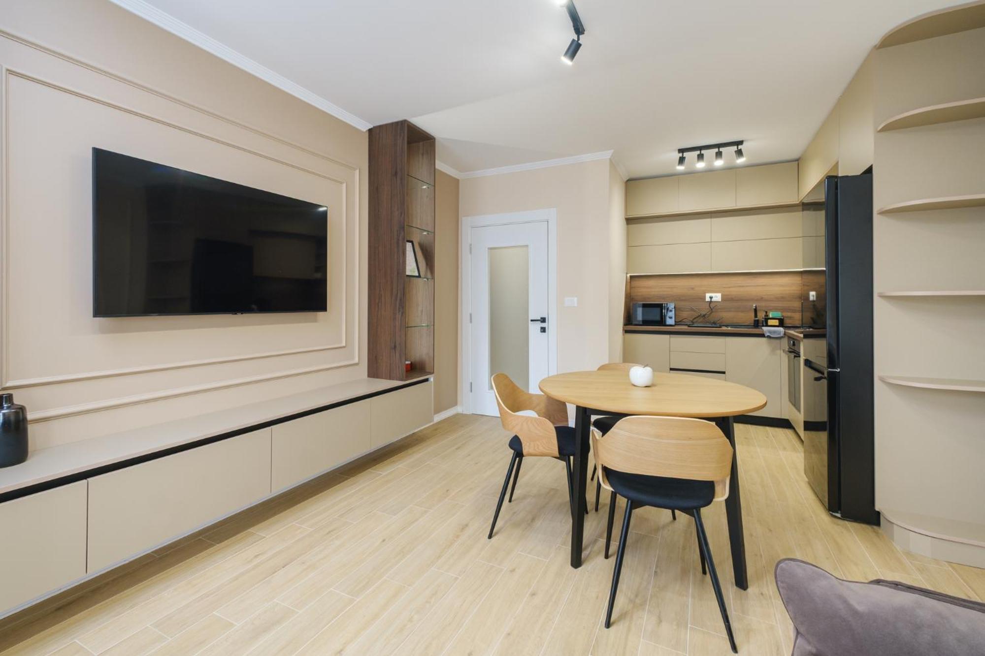 Bright & Spacious With Free Parking Апартаменти