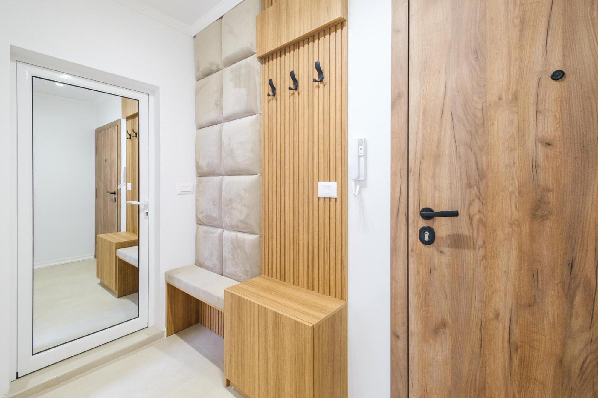 Bright & Spacious With Free Parking Апартаменти *