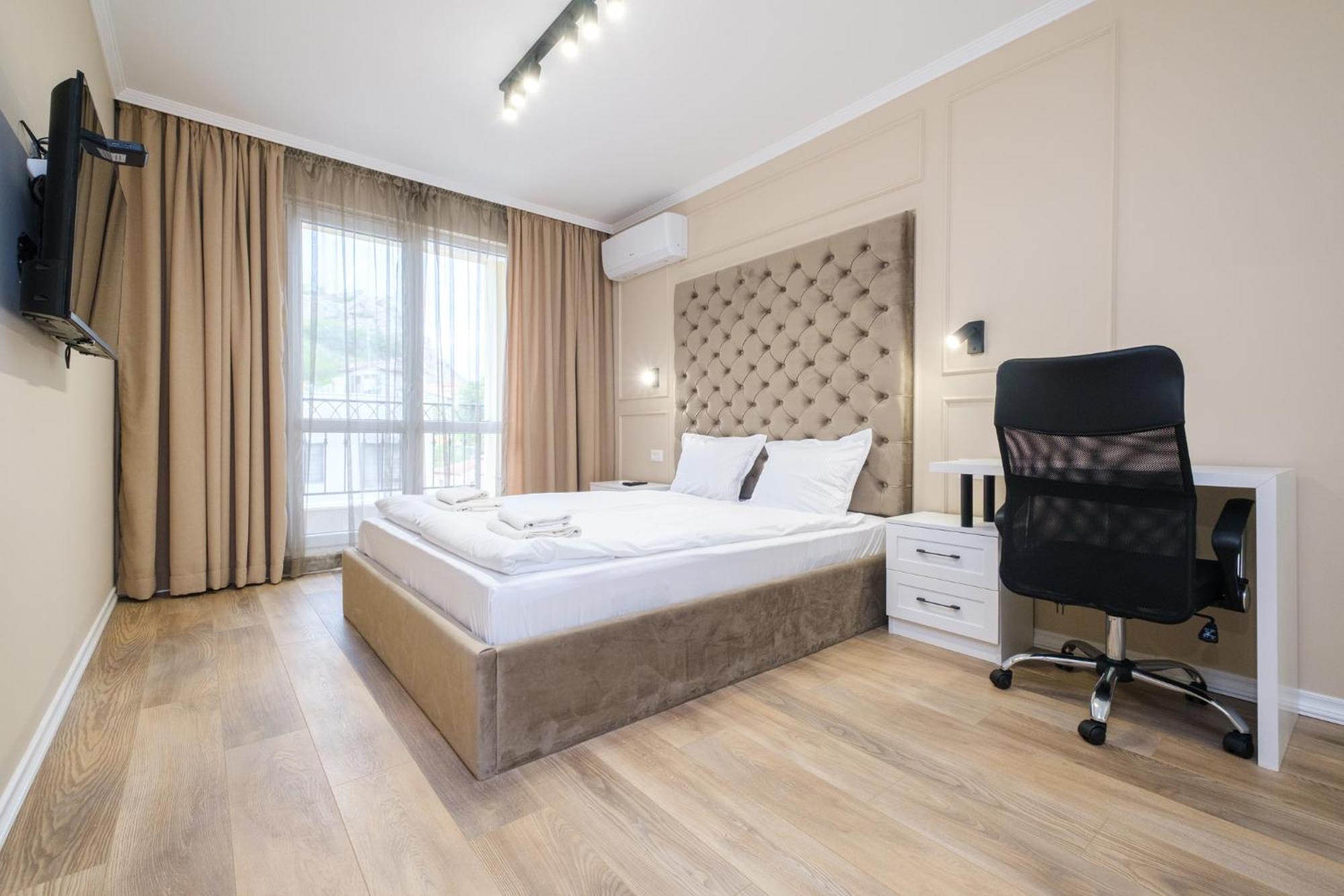 Bright & Spacious With Free Parking Пловдив