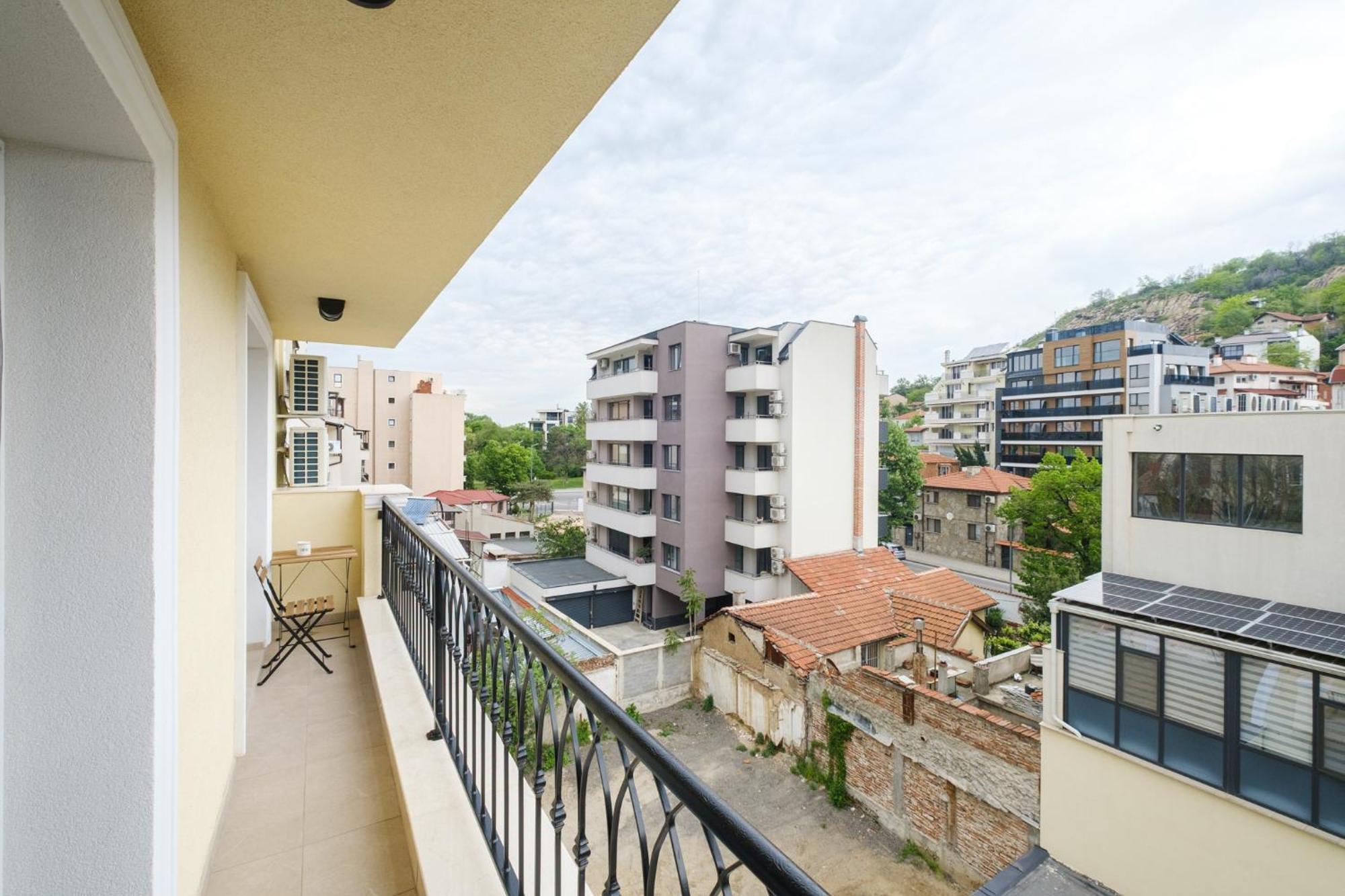Bright & Spacious With Free Parking