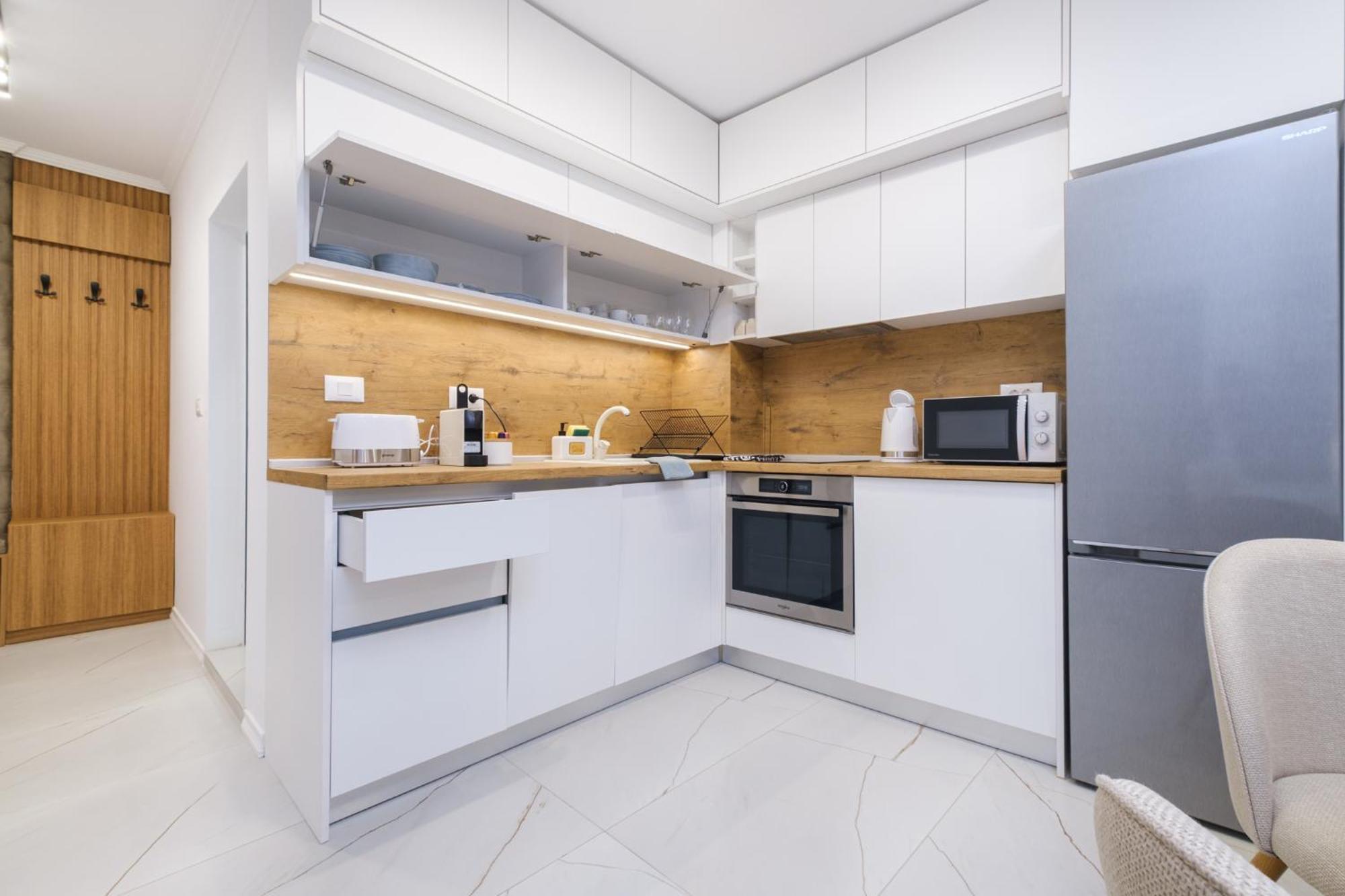 Апартаменти Bright & Spacious With Free Parking