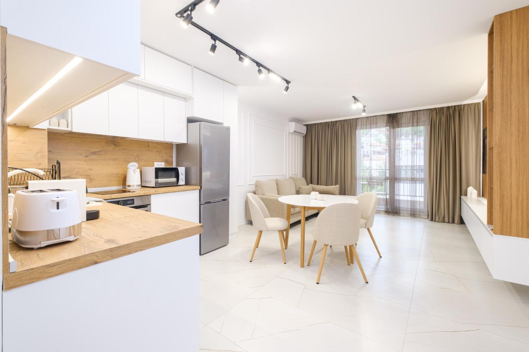 Bright & Spacious With Free Parking