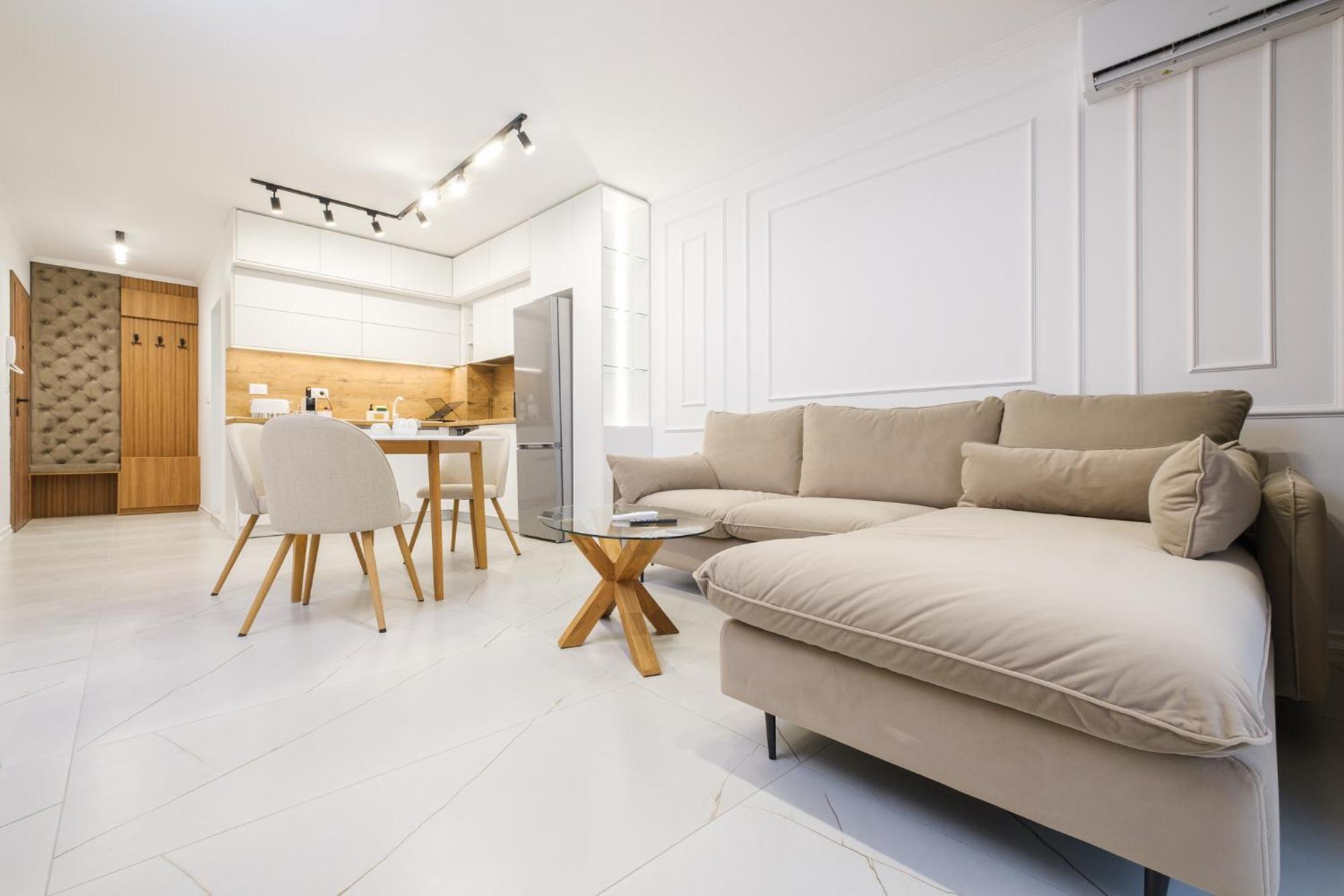 Апартаменти Bright & Spacious With Free Parking