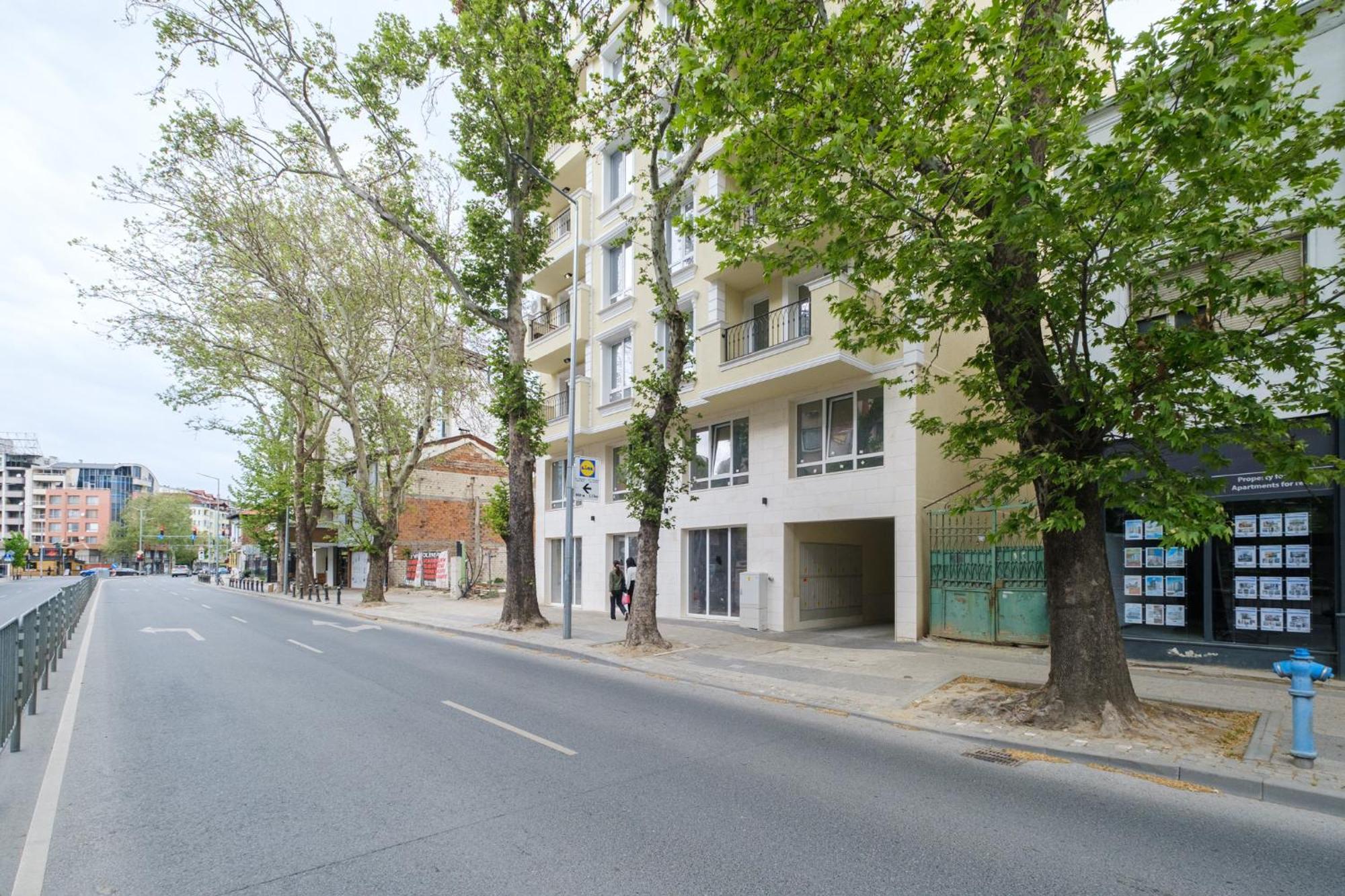 Апартаменти Bright & Spacious With Free Parking *